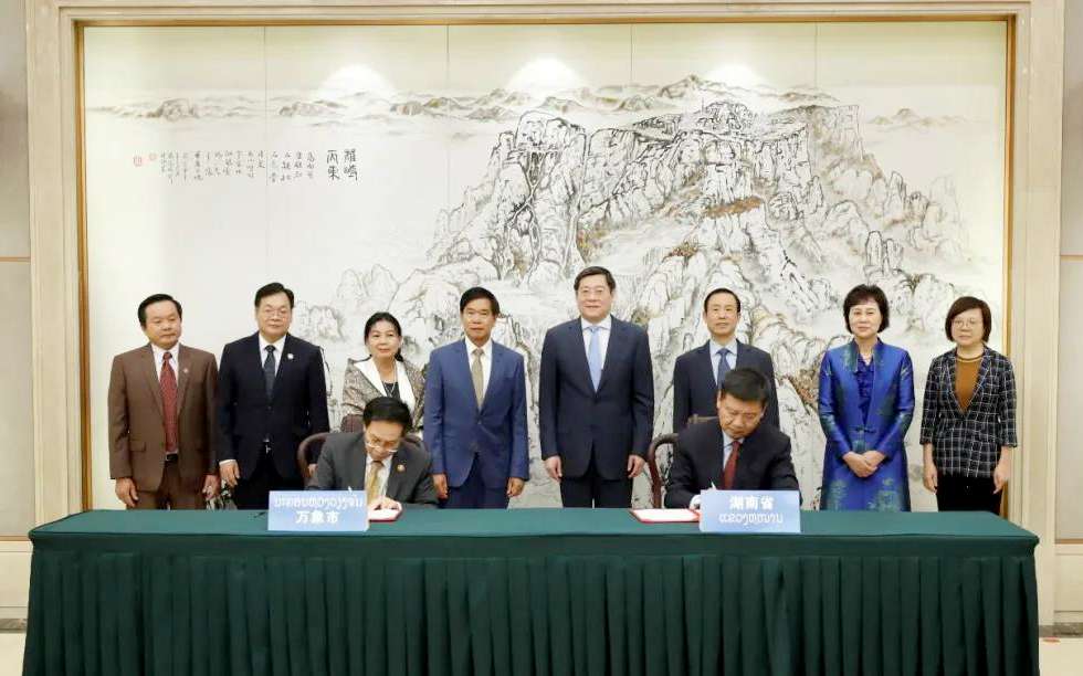 腾博会环境向老挝万象捐赠7台环卫装备，助力“一带一路”建设