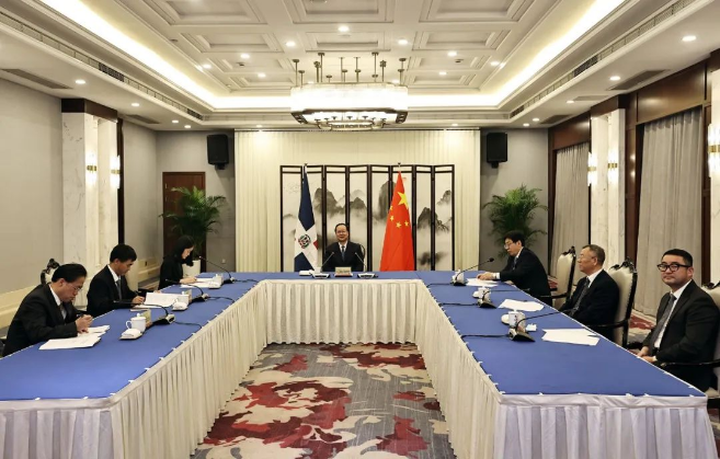 腾博会环境“助力”多米尼加清运垃圾，毛伟明省长出席线上交接仪式