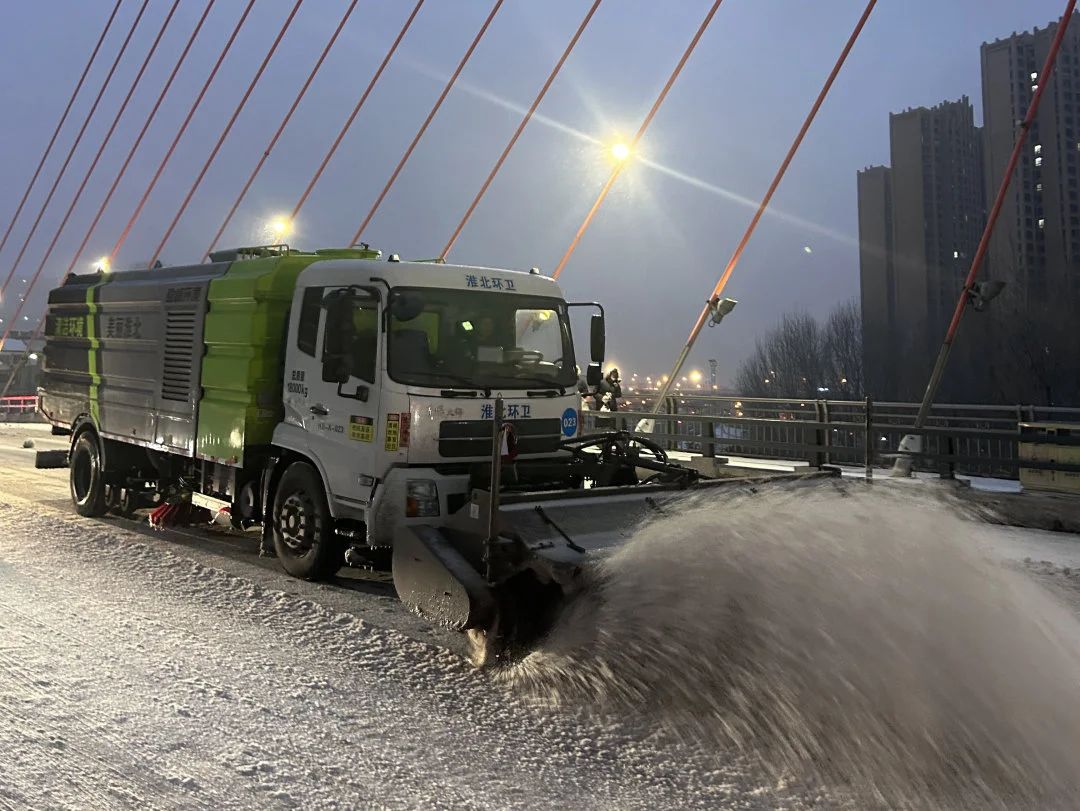 以雪为令 闻雪而动丨腾博会环境吹响“抗冰除雪”集结号